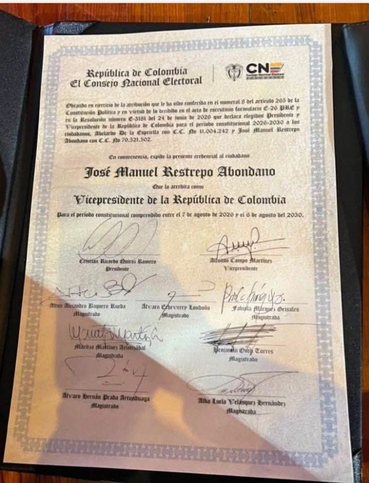 Abelardo de la Espriella y José Manuel Restrepo reciben sus credenciales como presidente y vicepresidente electos de Colombia